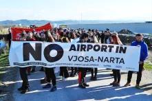 Menschen halten ein Banner hoch auf dem steht No Airport in Vjosa-Narta