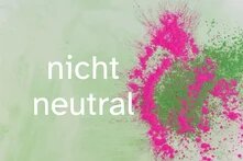 Grün-rosa Farbpulver explodiert auf hellgrünem Hintergrund. Mittig steht in weißen Buchstaben: nicht neutral. Grün-rosa Farbpulver explodiert auf hellgrünem Hintergrund. Mittig steht in weißen Buchstaben: nicht neutral.