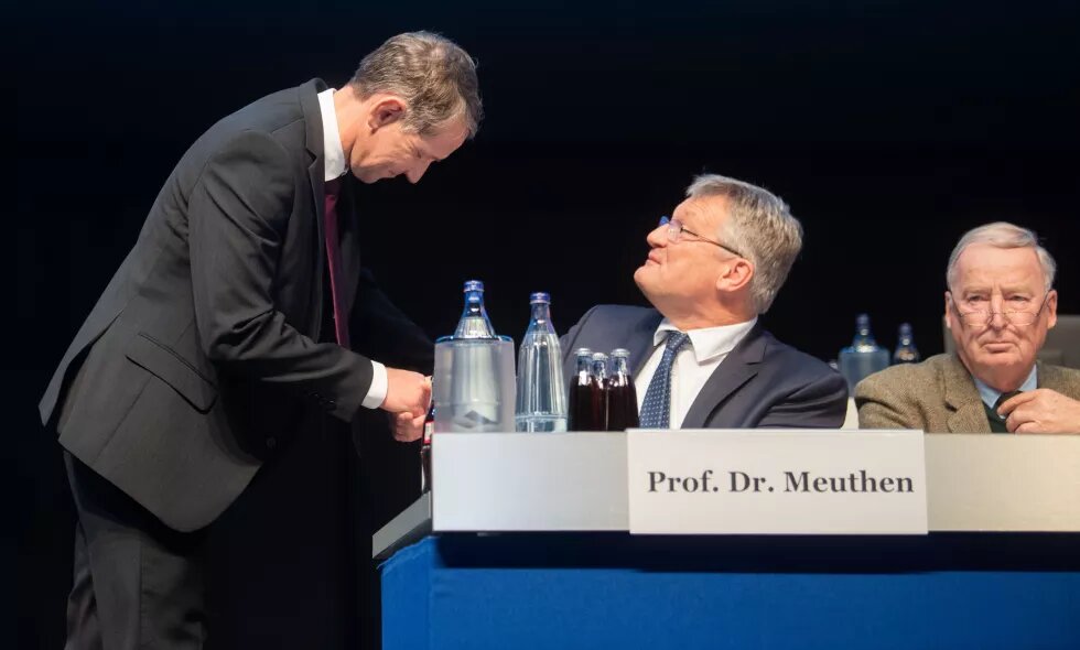 Björn Höcke (l-r), Landesvorsitzender der AfD Thüringen, begrüßt Jörg Meuthen, Bundessprecher der AfD, und Alexander Gauland, Bundessprecher der AfD, beim Parteitag der AfD.