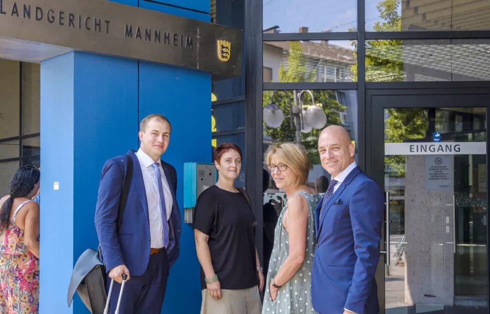 Die Kontext-Wochenzeitung vor der Verhandlung am Landgericht Mannheim: Rechtsanwälte Markus Köhler (rechts) und Ingwert Müller-Boysen (links), Anna Hunger (links) und Susanne Stiefel (rechts)