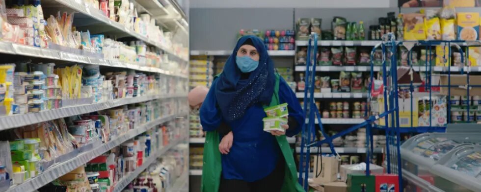 Frau mit Kopftuch in einem Supermarkt