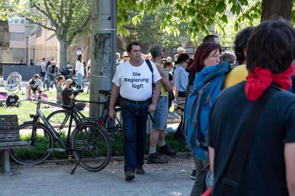 Hauptsache kein Mainstream: Viele, die bei "Querdenken" dabei waren, misstrauen weiterhin den offiziellen Narrativen. Fotos: Jens Volle