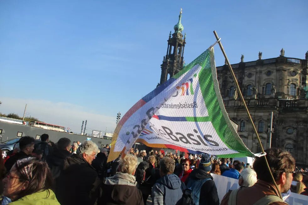 Menschen auf einer Demo von der Partei dieBasis