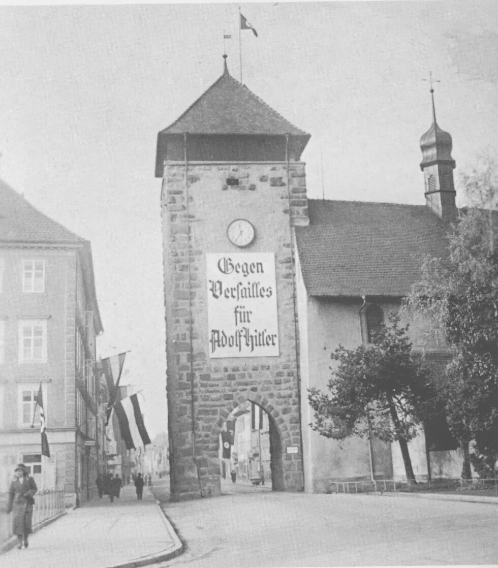 Ein Transparent mit der Aufschrift "Gegen Versailles für Adolf Hitler" ziert das historische Bickentor in Villingen.