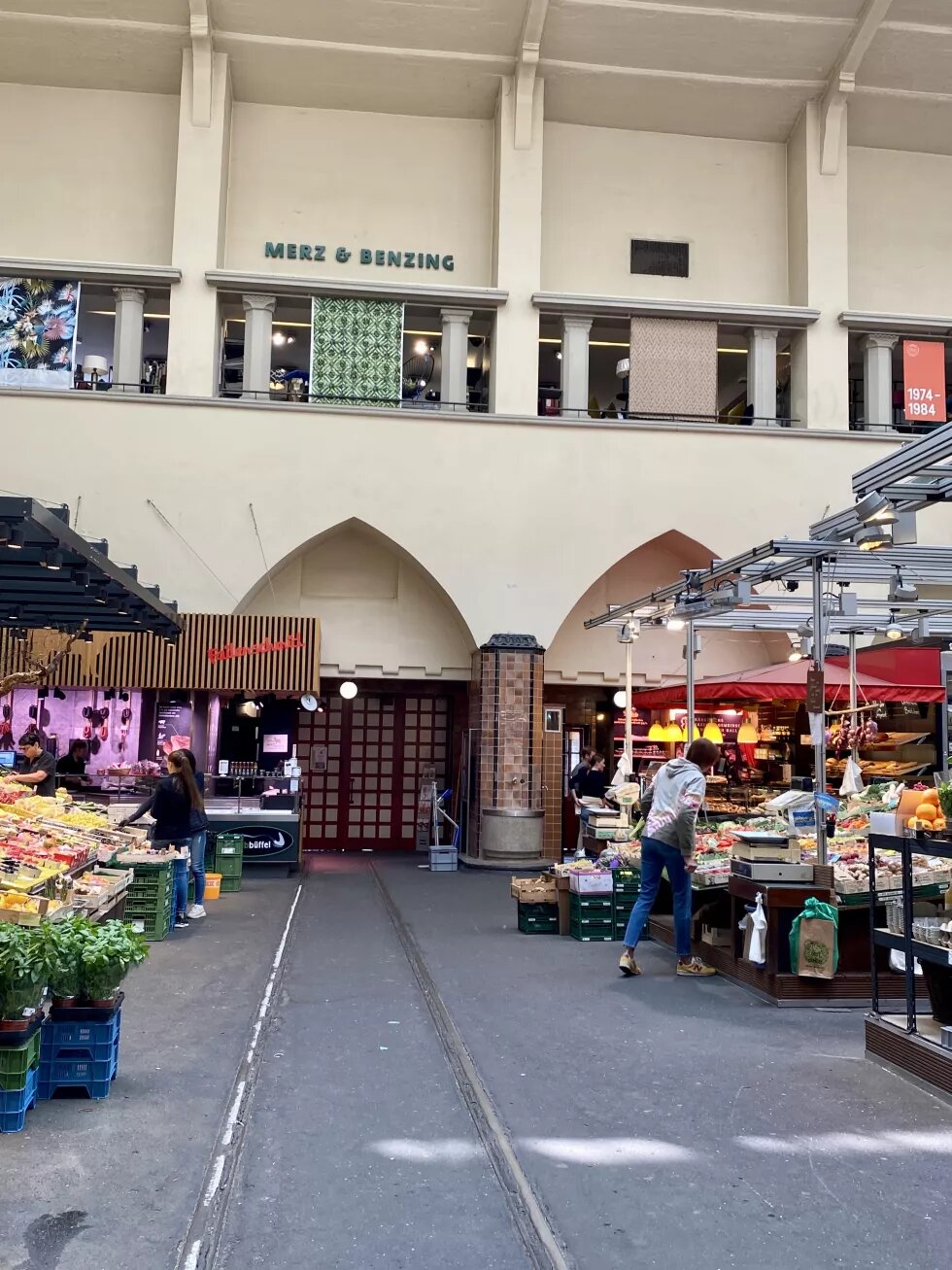 Schienen im Boden der Markthalle Stuttgart