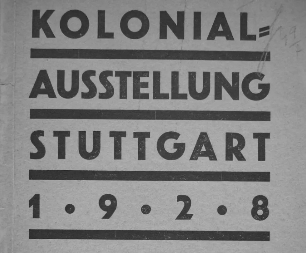 schwarze Schrift auf grauem Papier