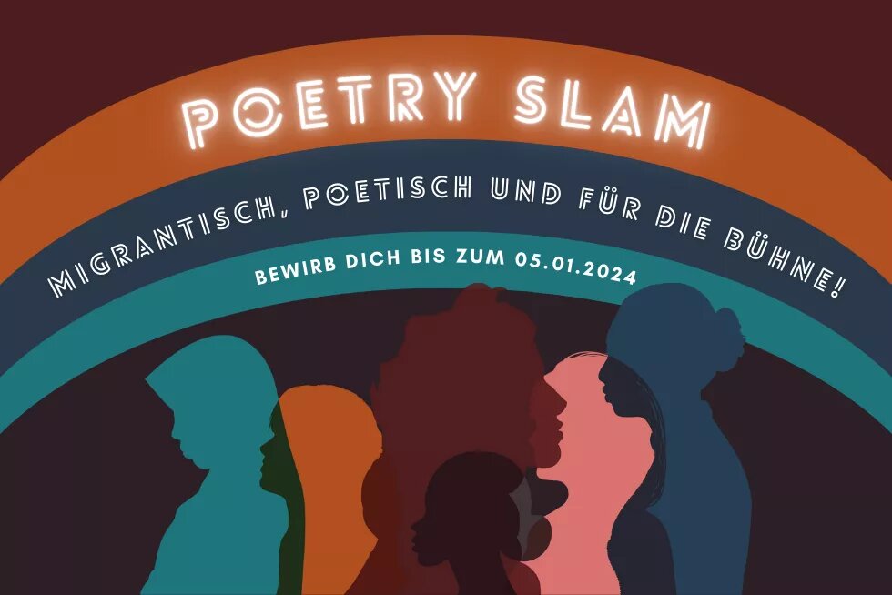  Eine Grafik, die für einen Poetry Slam wirbt. Im oberen Bereich ist der Schriftzug "POETRY SLAM" in großen Buchstaben zu sehen. In den drei Zeilen unter dem Titel "POETRY SLAM" steht folgender Text: "MIGRANTISCH, POETISCH UND FÜR DIE BÜHNE!". Darunter ist ein Aufruf zur Bewerbung: "BEWIRB DICH BIS ZUM 05.01.2024". 