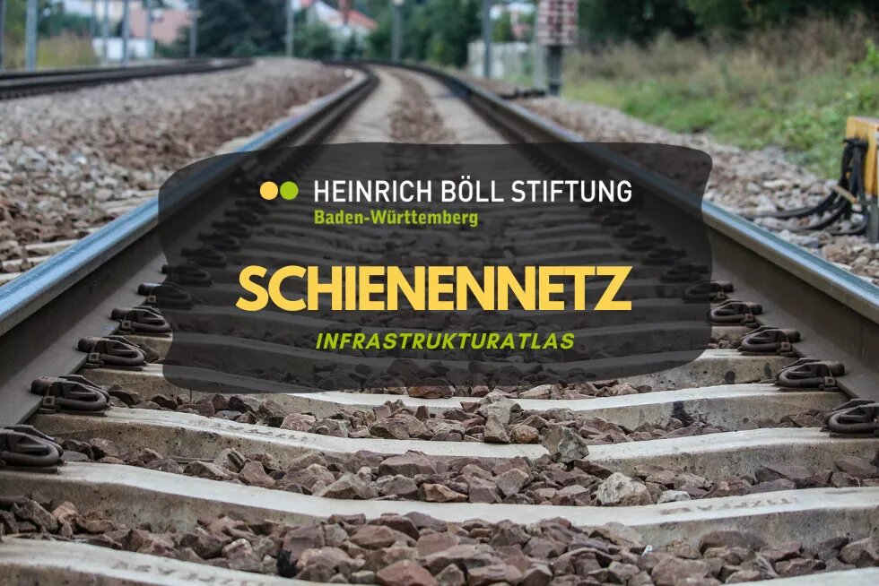 GPT  Das Bild zeigt Eisenbahnschienen, die in die Ferne führen. Über den Schienen ist ein Textfeld mit "SCHIENENNETZ" und "INFRASTRUKTURATLAS" 