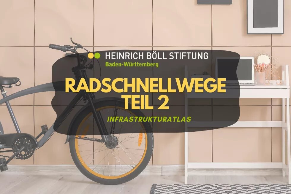 Das Bild zeigt ein Fahrrad, das an einer Wand neben einem Schreibtisch mit einem Laptop und einigen Dekorationsgegenständen steht. Über dem Fahrrad und dem Schreibtisch ist der Text platziert: Radschnellwege Teil 2