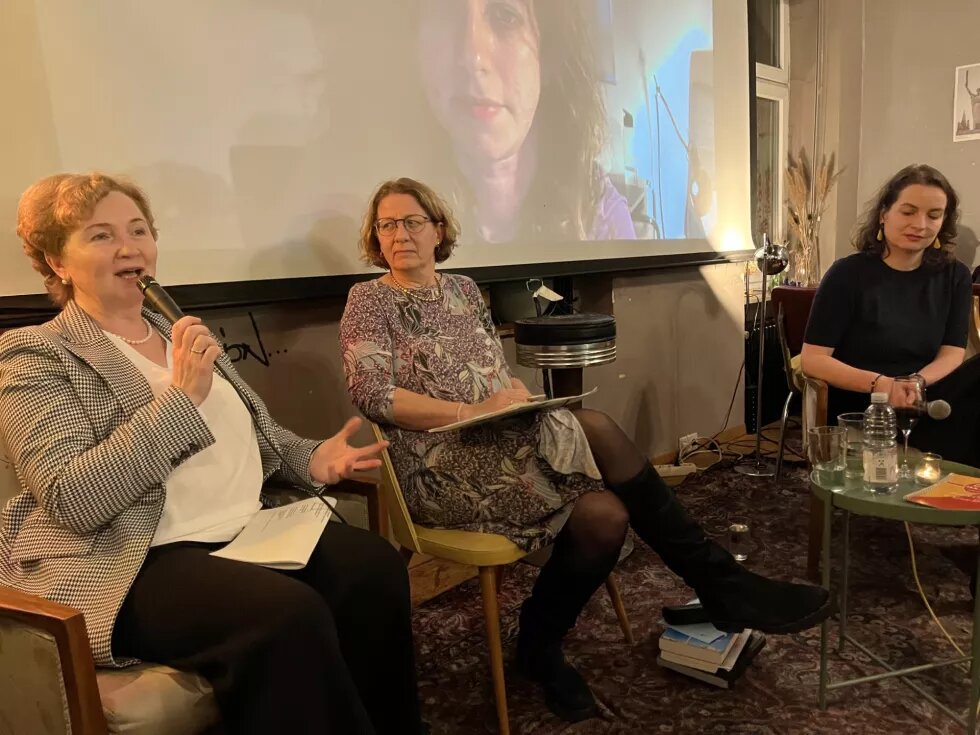 Maria Ivanytska (links) und die Münchner Historikerin Franziska Davies (rechts) sprachen mit Schamma Schahadat von der Uni Tübingen