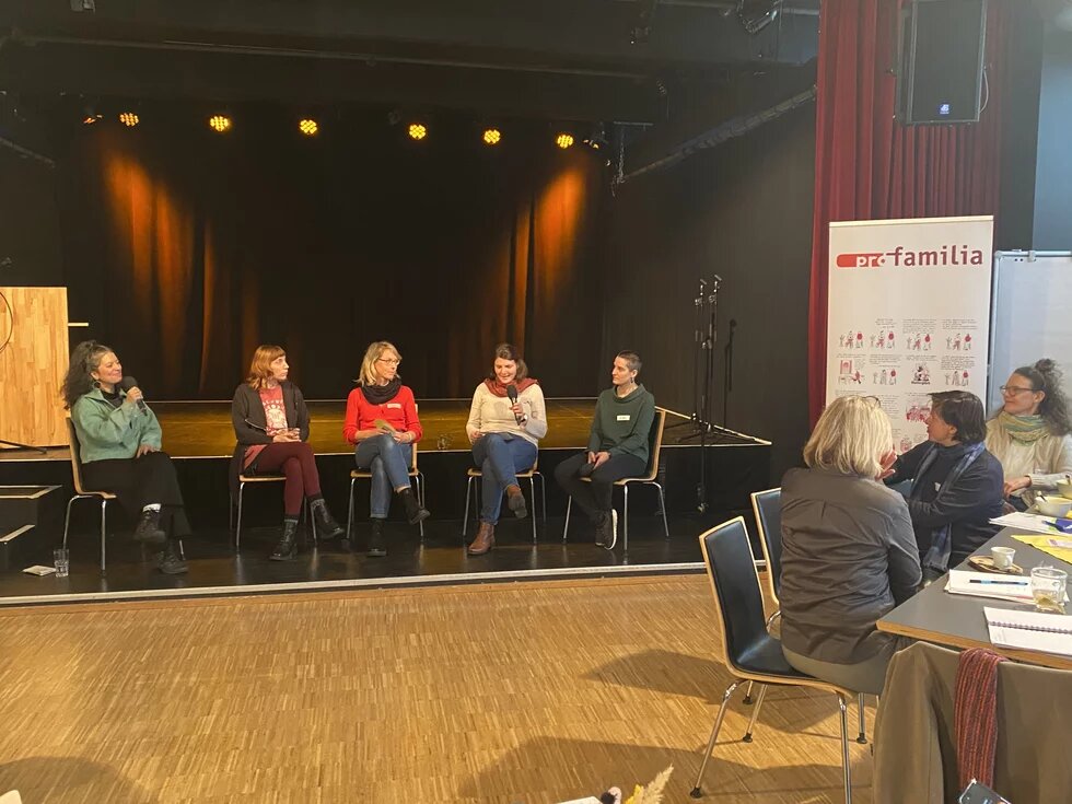 Fünf Personen diskutieren in der Abschlussrunde